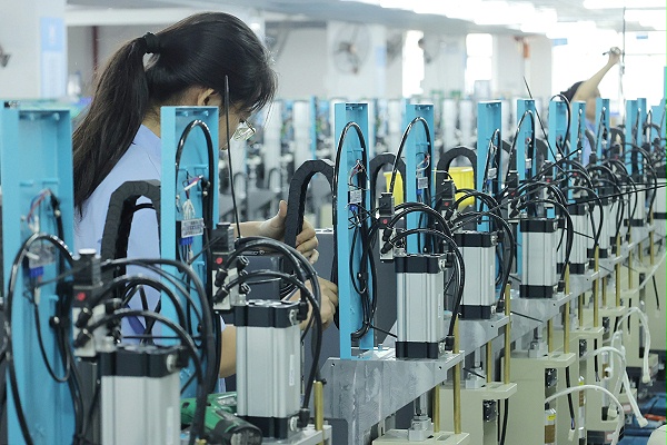 工作人員認真工作