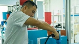 精準、高效！看靈科超聲波手持式焊接機革新汽車門板制造