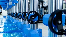 當(dāng)別家都在減配時(shí)，這家公司為何堅(jiān)持給手柄“增重”？