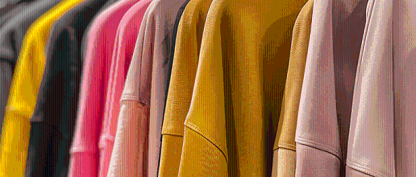 千庫網(wǎng)_近距離觀察小尺寸展示架上懸掛的衣服_攝影圖編號20794474