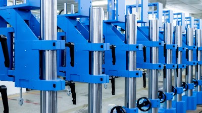 靈科超聲波焊接機：汽車內飾門板裝飾條焊接的優(yōu)選方案