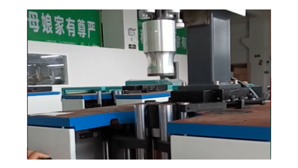 靈科超聲波-貫流風(fēng)葉焊接機(jī)