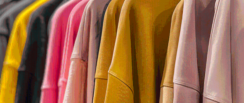 千庫(kù)網(wǎng)_近距離觀察小尺寸展示架上懸掛的衣服_攝影圖編號(hào)20794474