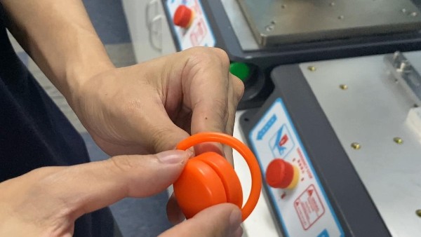 靈科超聲波-<i style='color:red'>奶嘴托焊接</i>